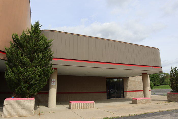 Elmwood Plaza 8 Theatres - May 22 2022 (newer photo)